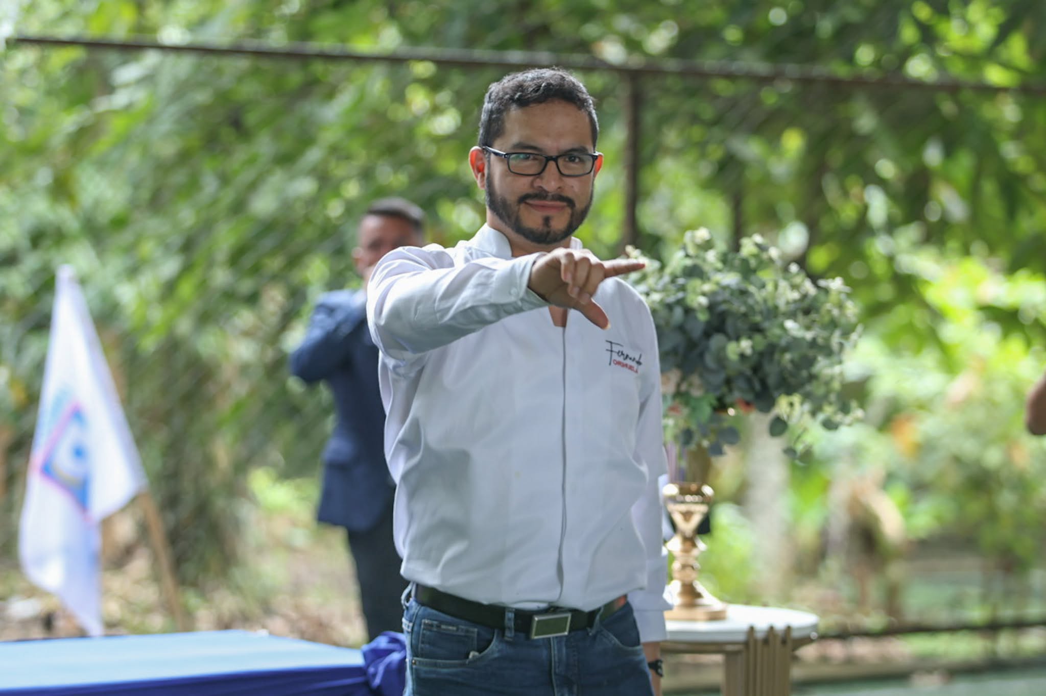 Fernando Orihuela conversando con vecinos de Junín
